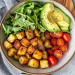 Knusprige Ofenkartoffeln mit Salat (einfaches Bowl Rezept)